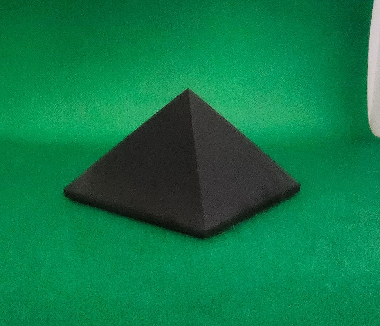 Shungite Pyramid (m)