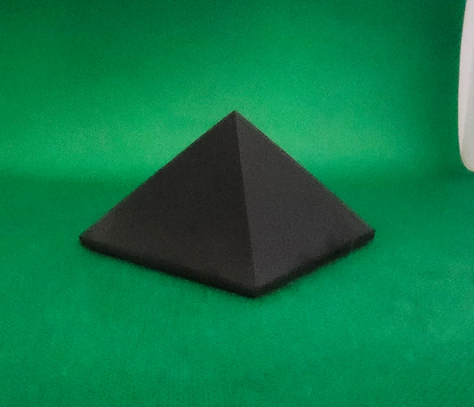 Shungite Pyramid (m)